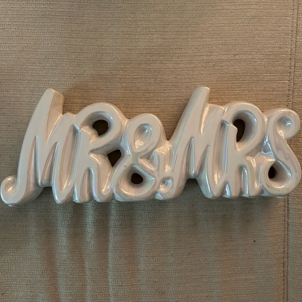 Mr & Mrs sign